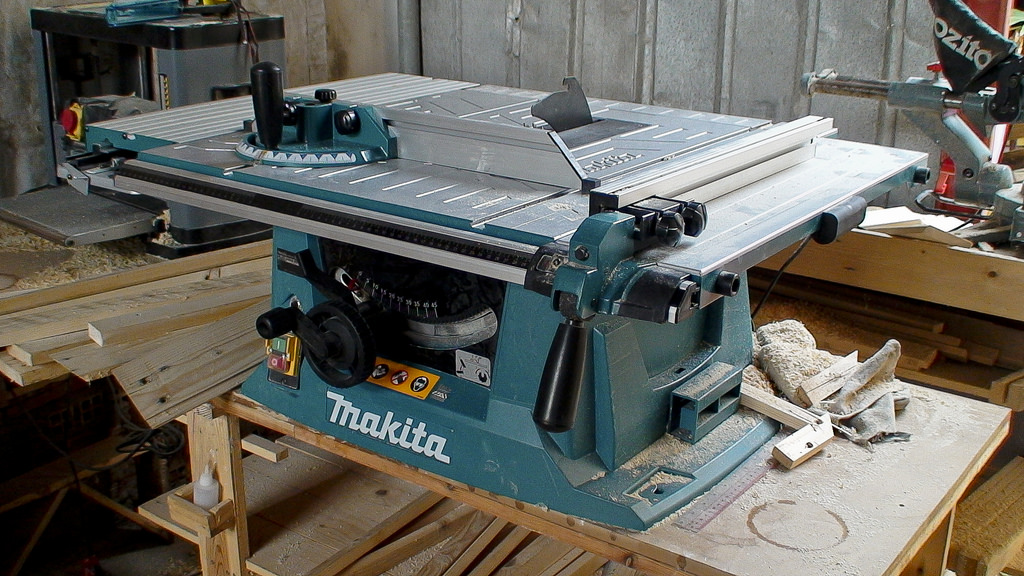 Máy cưa bàn Makita MLT100