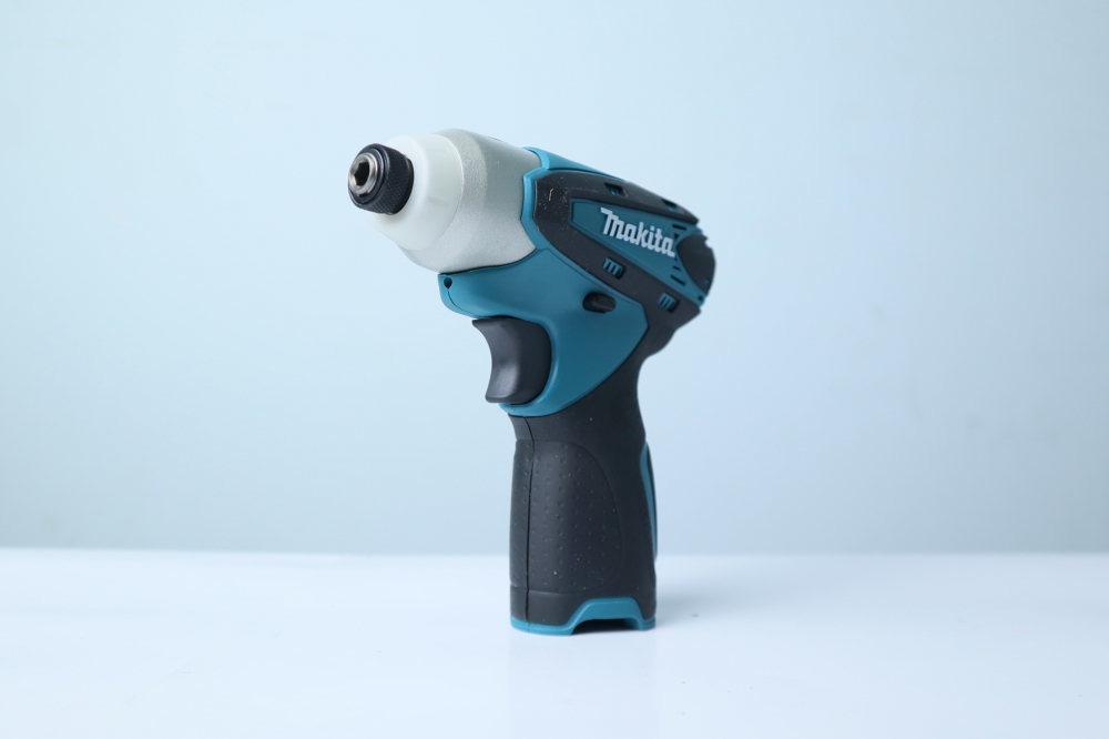 may-bat-vit-chay-pin-makita-td090dz-chua-pin-sac-2_1687917307