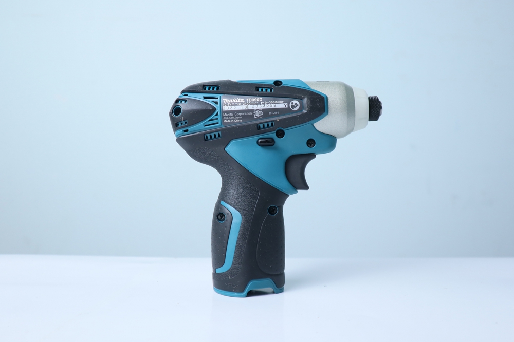 may-bat-vit-chay-pin-makita-td090dz-chua-pin-sac-3_1687917307