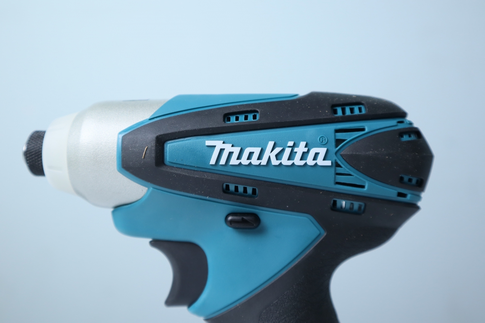 may-bat-vit-chay-pin-makita-td090dz-chua-pin-sac-5_1687917308