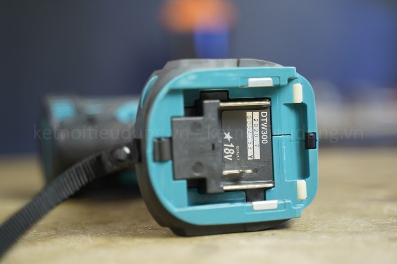 may-siet-bu-long-dung-pin-makita-dtw300z-chua-pin-sac-_10116_