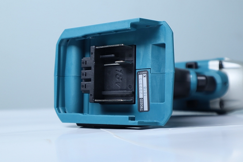may-van-bu-long-dung-pin-18v-makita-tw202dz-chua-pin-sac_11733_