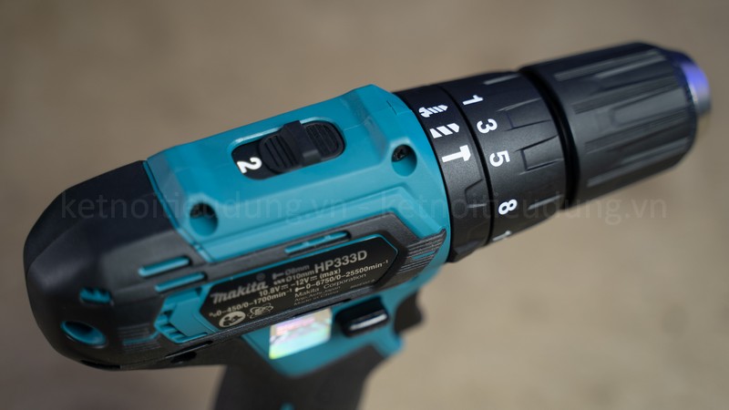 Makita HP333DSYE sử dụng pin 12V/1.5Ah, hoạt động bền bỉ trong thời gian dài