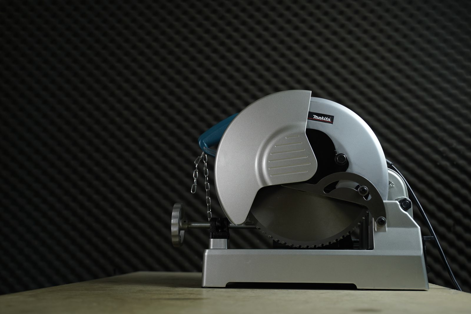 máy cắt sắt Makita